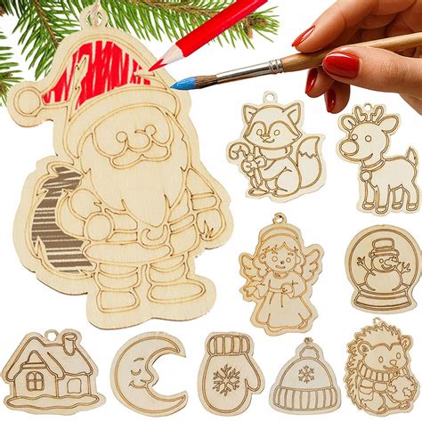 Ilustrácia drevených šablón s vianočnými motívmi na vyšívanie a maľovanie.