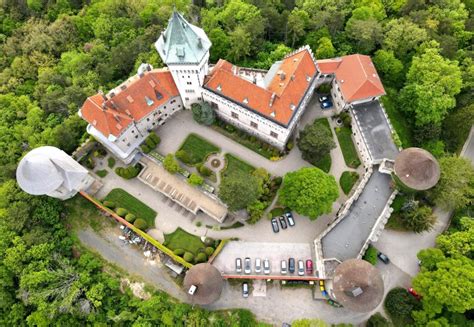 obrad na Dolnom nádvorí Smolenického zámku