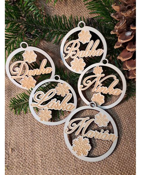 Ilustračná fotografia rodiny vyrábajúcej vianočné ozdoby