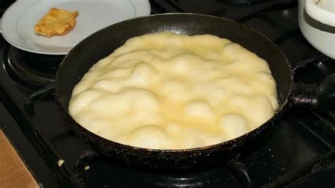 Detailná fotografia varenia hmoty na panvici