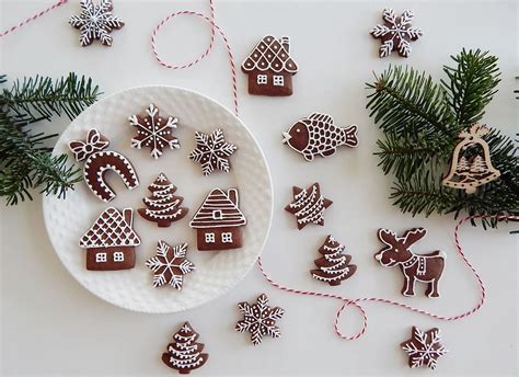 Ukážka rôznych vykrajovátok na perníčky a hotových ozdôb