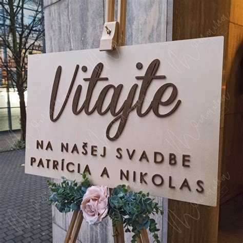 štýlová drevená privítacia tabuľa s menami mladomanželov a dátumom svadby