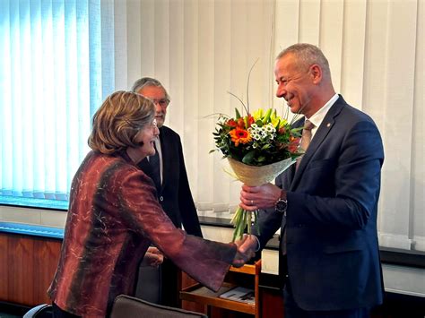 Pár pri videohovore oslavujúci výročie.