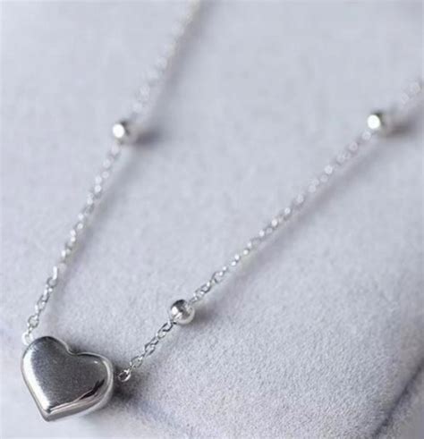 Elegantný strieborný šperk ako darček na výročie.