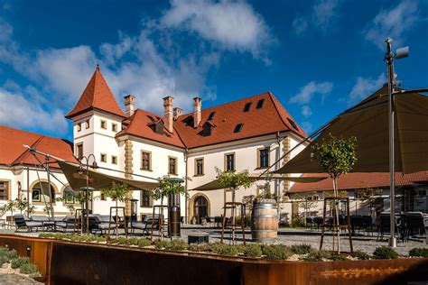 Fotografia Kaštieľa Pálffy z exteriéru, zdôrazňujúca historický nádych a okolie