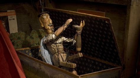 Záber na hlavné postavy bábkového filmu v prostredí starej povaly plnej zabudnutých hračiek