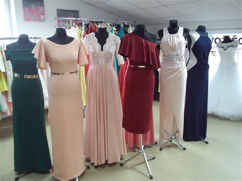 Ilustračná fotografia rôznych štýlov spoločenských šiat - od elegantných po moderné