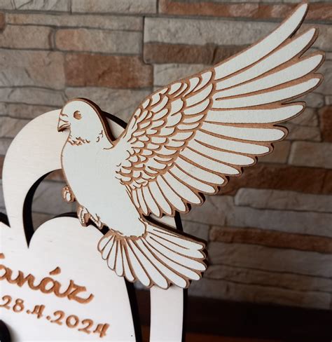 symbolické znázornenie krstu s vodou a holubicou ako symbolom Ducha Svätého