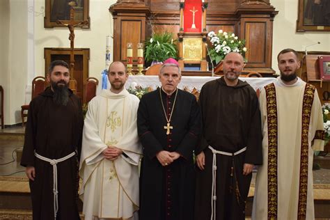 Obraz znázorňujúci biskupa, kňaza a diakona pri vysluhovaní krstu