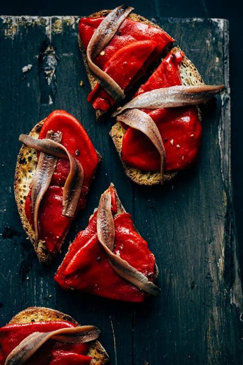 Fotografia bohato naaranžovaného tapas talíra s rôznymi španielskymi pochúťkami