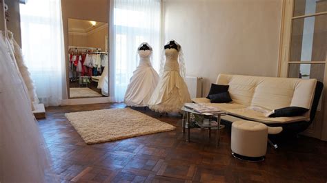 Interiér svadobného salónu s rôznymi typmi svadobných šiat