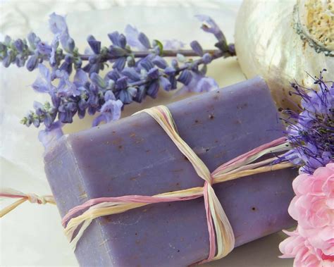 Koláž rôznych DIY darčekov: ručne maľovaný hrnček, domáce mydlo, náramok z korálok, ušitá taštička