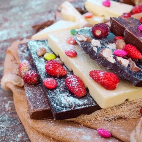 Ilustračná fotografia rôznych domácich zdravých dobrôt: domáca čokoláda, ovocný čaj, orechové maslo