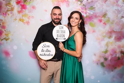 Fotostena s otvormi na tváre s vianočným motívom snehuliaka a tučniaka