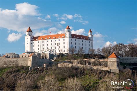 Súčasný pohľad na zrekonštruovaný Bratislavský hrad s Barokovou záhradou
