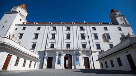 Interiér Historického múzea na Bratislavskom hrade s expozíciou