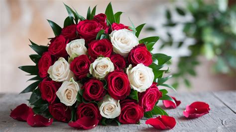 Detail svadobnej kytice na pozadí mora