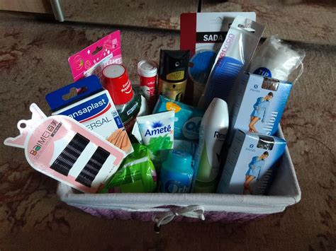 Ilustrácia košíka prvej pomoci s praktickými potrebami pre dámy a pánov.