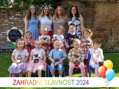 Skupina koledarov s tradičnými survačkami