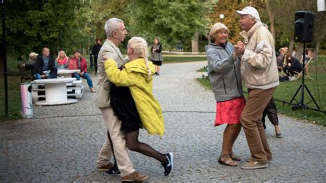 Fotografia: Dobrovoľníci pomáhajúci seniorom
