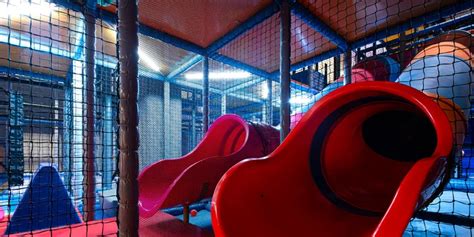 Ilustrácia detského zábavného centra s rôznymi atrakciami