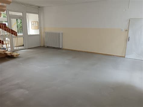 fotoplátno so zamilovaným párom a kvetinovým aranžmánom vo vstupnej hale