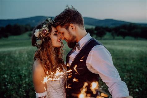 svadobný pár s prskavkami v romantickej atmosfére