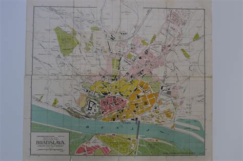 Historická mapa Bratislavy zo 17. storočia s vyznačenými korunovačnými cestami