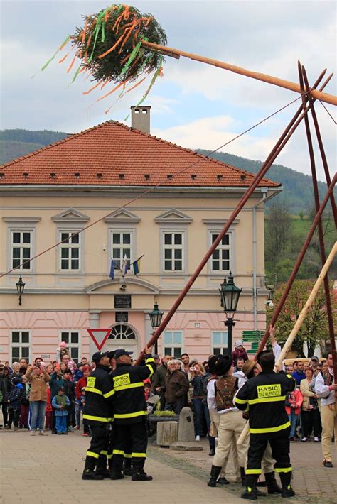 Dobrovoľní hasiči v Dolných Kočkovciach počas fašiangového sprievodu s maskami.