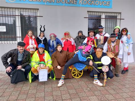 Účastníci fašiangového sprievodu v Horných Kočkovciach v rôznorodých maskách.