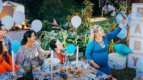 Nápady na dekorácie pre baby shower - farebné girlandy a balóny.