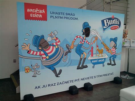 Foto stena s tematickými plagátmi a fotografiami