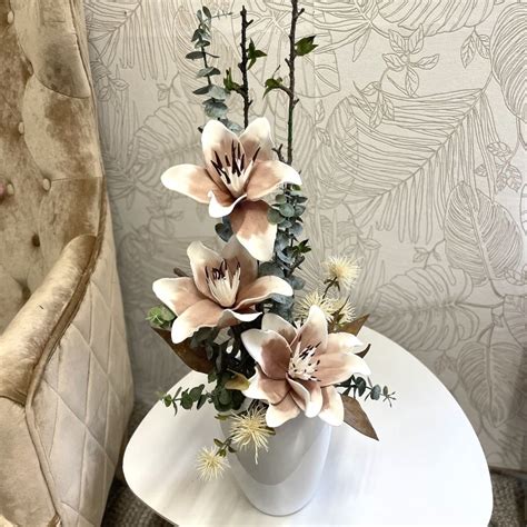 Aranžmán malých vintage váz s rôznymi kvetmi