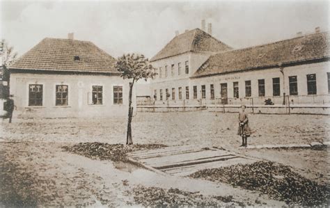 Historická budova školy na Farskej ulici v Nitre a dobová fotografia prvých absolventiek