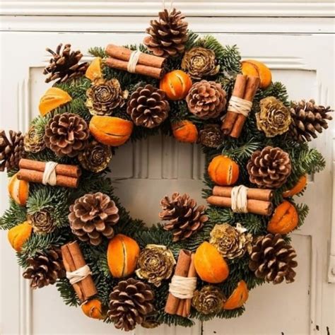 Detailný záber na hotový adventný veniec so šiškami, sušenými pomarančmi a škoricou