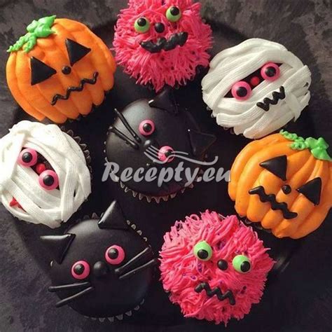 Koláž halloweenskych koláčikov a tort (muffiny, donuty, strašidelné torty)