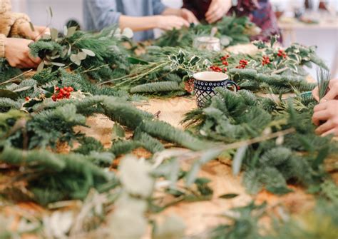 Svieža čečina a iné prírodné materiály pripravené na stôl