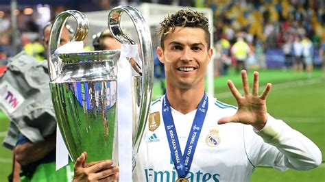 Cristiano Ronaldo s rodinou a futbalovou trofejou