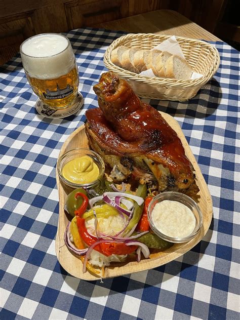 Foto tradičného slovenského obeda s mäsom a prílohou