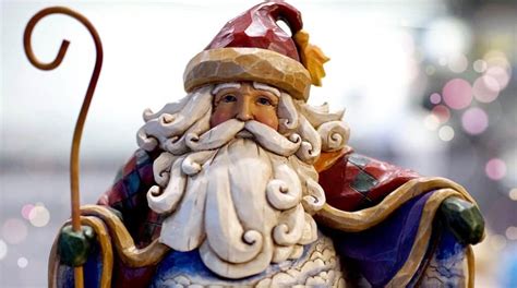 figúrky Mikuláša a Santa Clausa rôznych veľkostí
