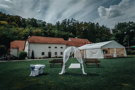 Fotografia z veľkého eventu, kde boli použité párty stany a mobiliár MT Agency.