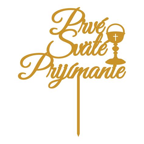 Elegantná stolová dekorácia na prvé sväté prijímanie s bielym obrusom, kalichom a kvetinovým aranžmánom