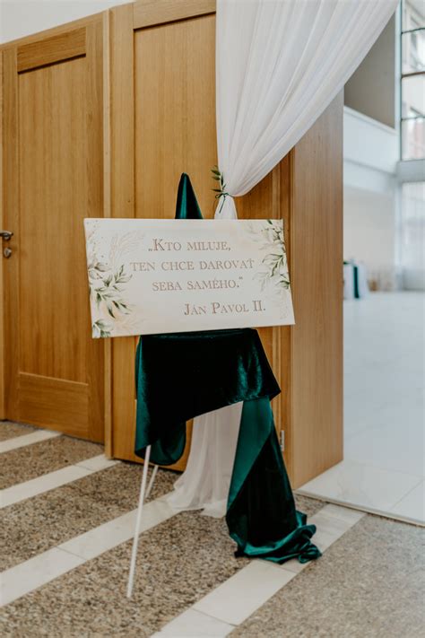 Fotostena z paliet zdobená macramé a kvetmi