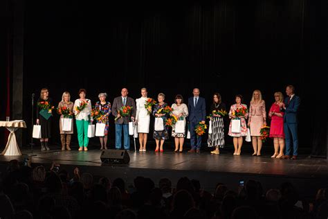 Archívna fotografia žiakov a učiteľov pri príležitosti významného jubilea školy