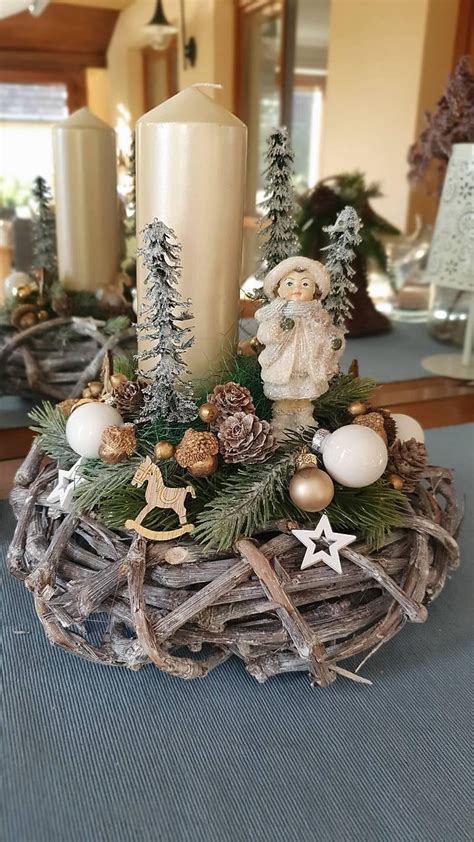 Vianočný aranžmán s domčekom a sviečkou, zdobený šiškami a vetvičkami ihličia