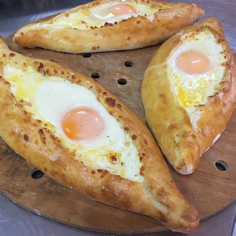 Tematické foto gruzínskych sviatočných jedál (khachapuri, khinkali)