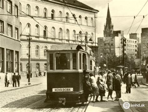 archívna fotografia sovietskych tankov v uliciach československých miest
