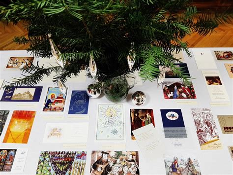 Tematická fotografia vianočných pohľadníc s ručne písanými pozdravmi