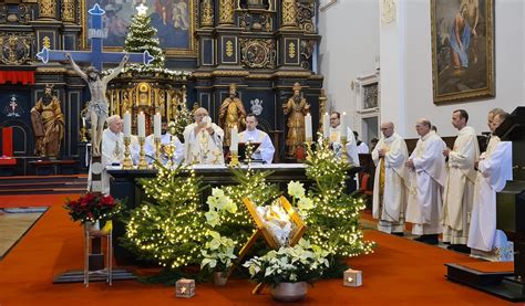 vyobrazenie Svätej rodiny (Ježiš, Mária, Jozef) s vianočným stromčekom