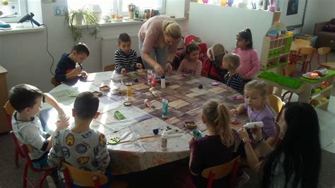 ilustračné foto: šťastné deti hrajúce sa v materskej škole, pedagógovia s deťmi